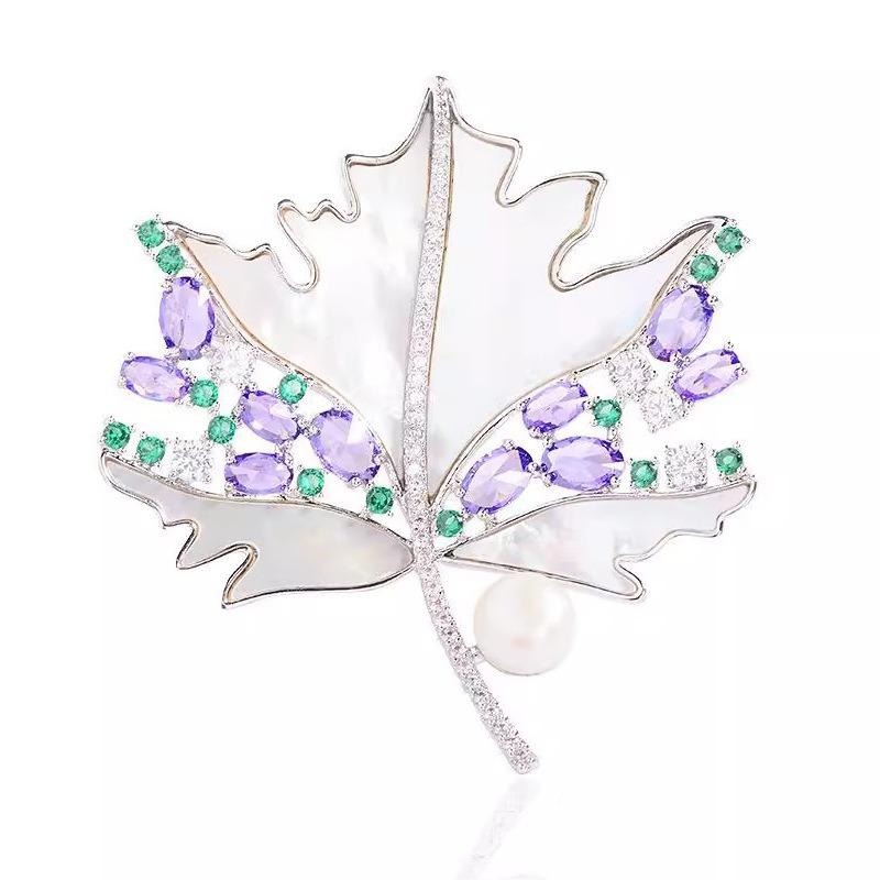 Broche Feuille d'Érable, Charme Féminin Haut de Gamme et Luxueux, Broche Imitation Perle, Épinglette de Costume Exquise et Tendance