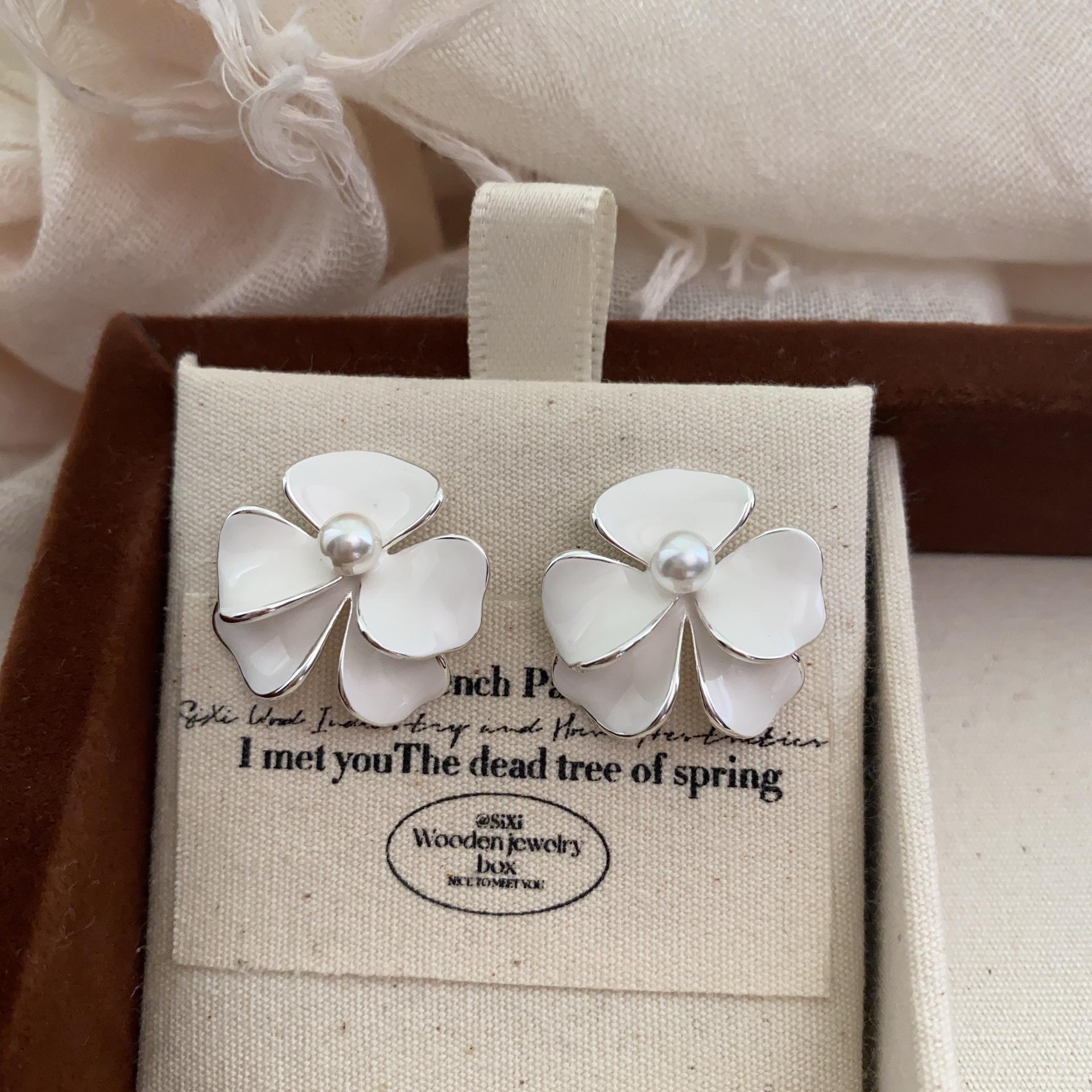 Sweet Mori Flower Petal Stud Earrings High Sense Oil Dripping Pearl Earrings Romantic Light Luxury Retro Earrings Women