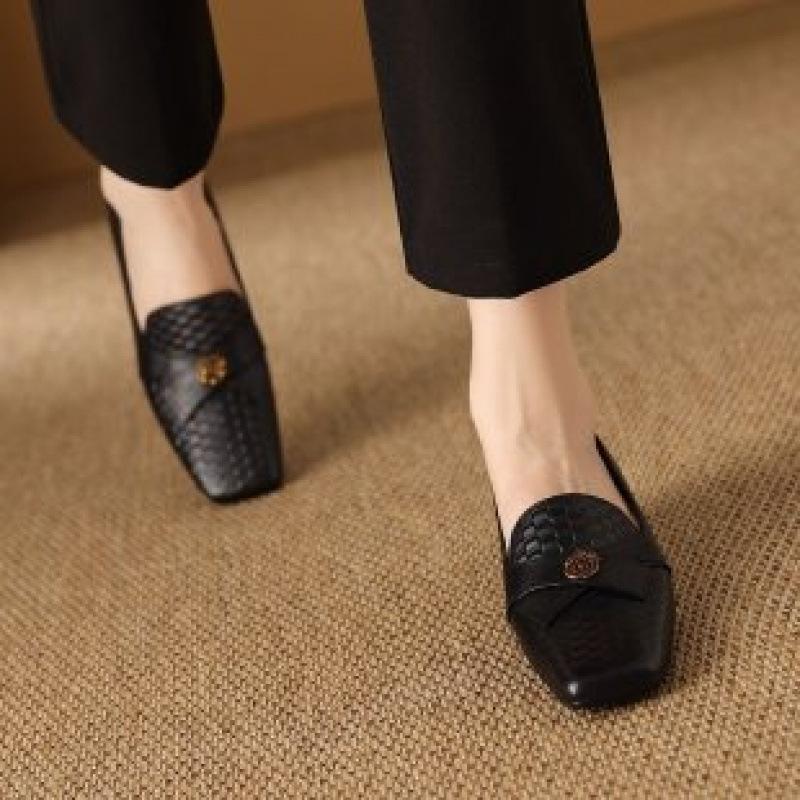 

2025 лето новая повседневная универсальная женская обувь на низком каблуке с вырезом средней глубины, квадратным носком, туфли для мам для работы, маленькие кожаные туфли, зарубежный стиль 35 чёрный