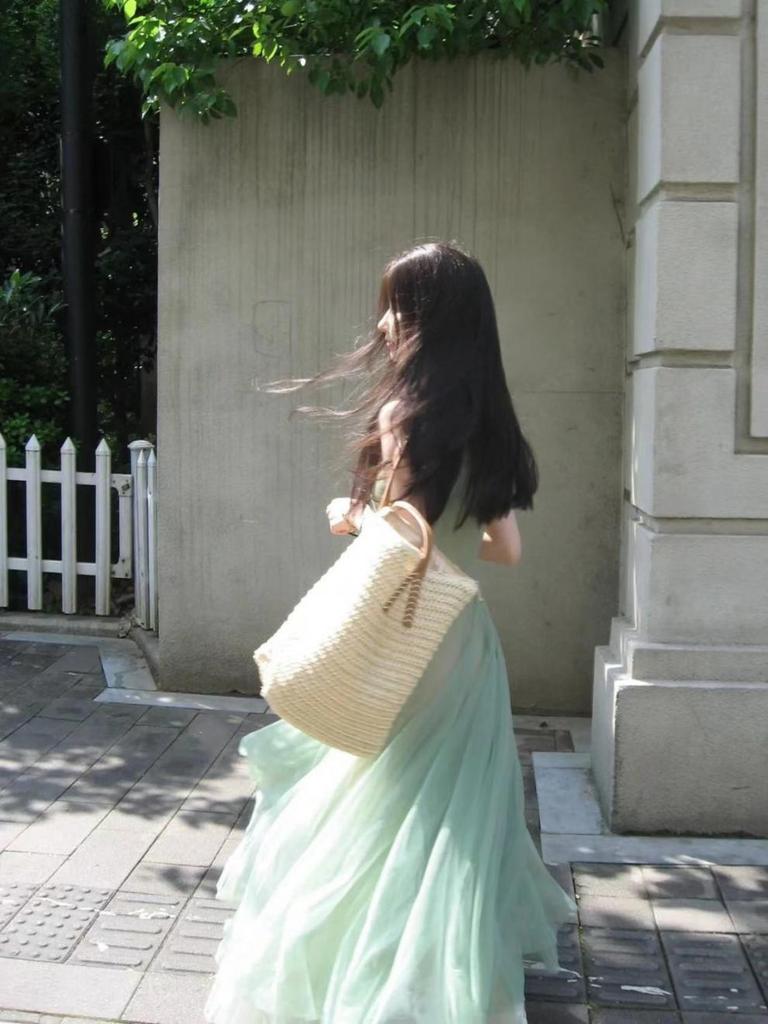 Elegant Summer Spaghetti Strap Dress: Slimming, Color-Blocked Mesh Design for a Unique, Sophisticated Look