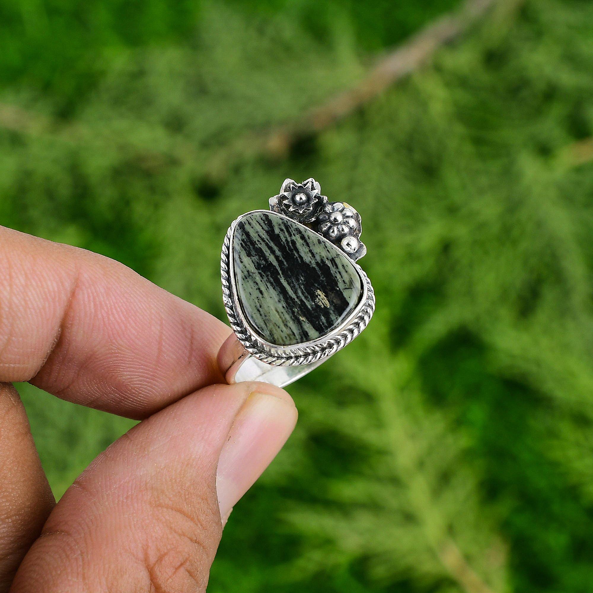 

Кольцо регулируемого размера Цветок из натуральной яшмы Серебряный лист и мультикамней, серебро 925 пробы Adjustable