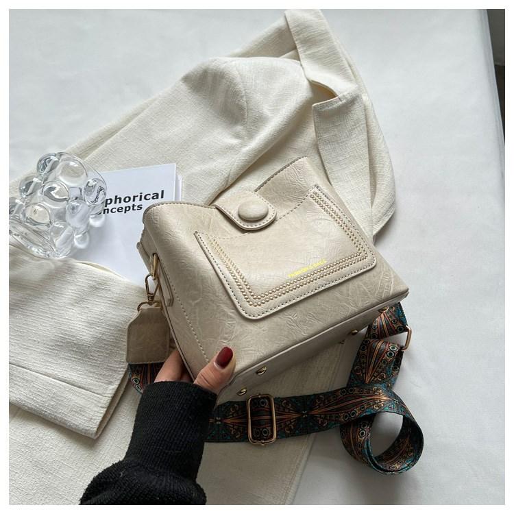 Niche design fashionable retro versatile commuter shoulder messenger bag women s new high-end texture bucket bag белый