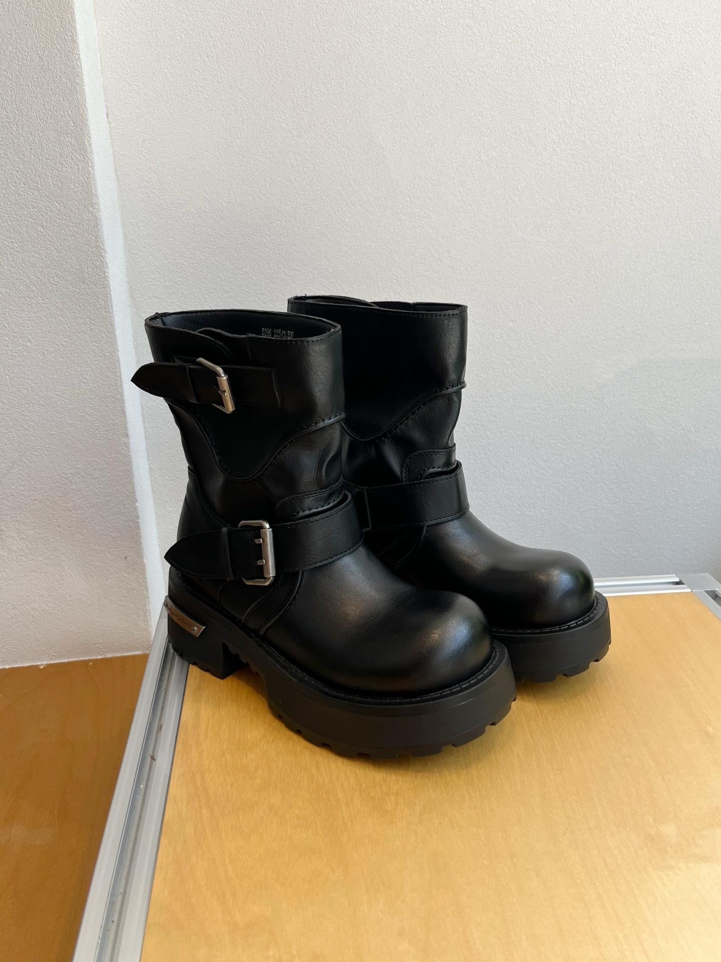 

2025 осень новые кожаные ботинки Мартин на платформе с пряжкой на ремне женские в британском стиле ретро средней длины мотоциклетные ботинки 39 чёрный