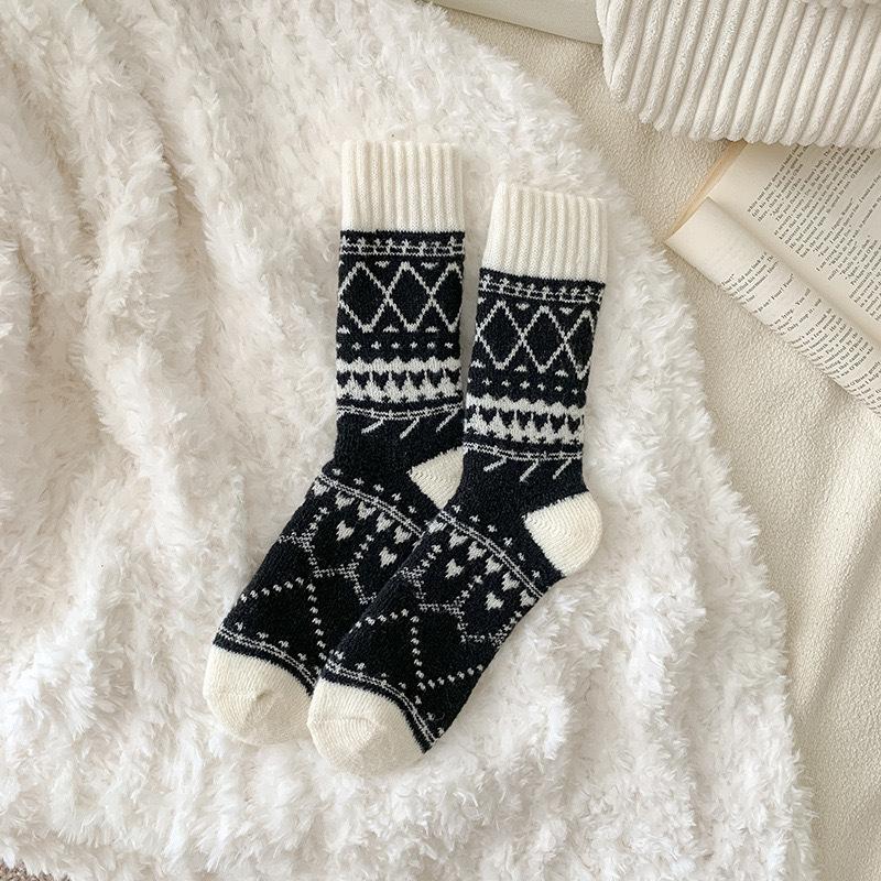 

1/5Pairs Autumn Winter Warm Mid-Tube Socks Ethnic Style Retro Knitted Socks Soft Comfortable Thickened Floor Socks Outdoor Socks A