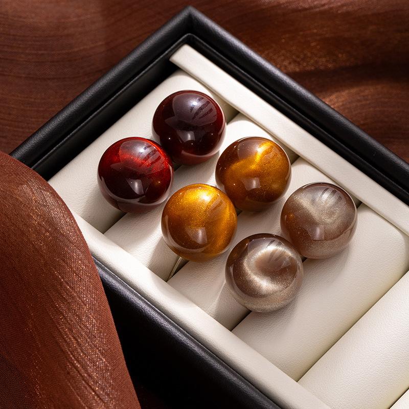 Retro Hong Kong Style Smudged Cat'S Eye Round Ball Stud Earrings Female Maillard Style High-End Earrings Fashion Design Temperament Earrings