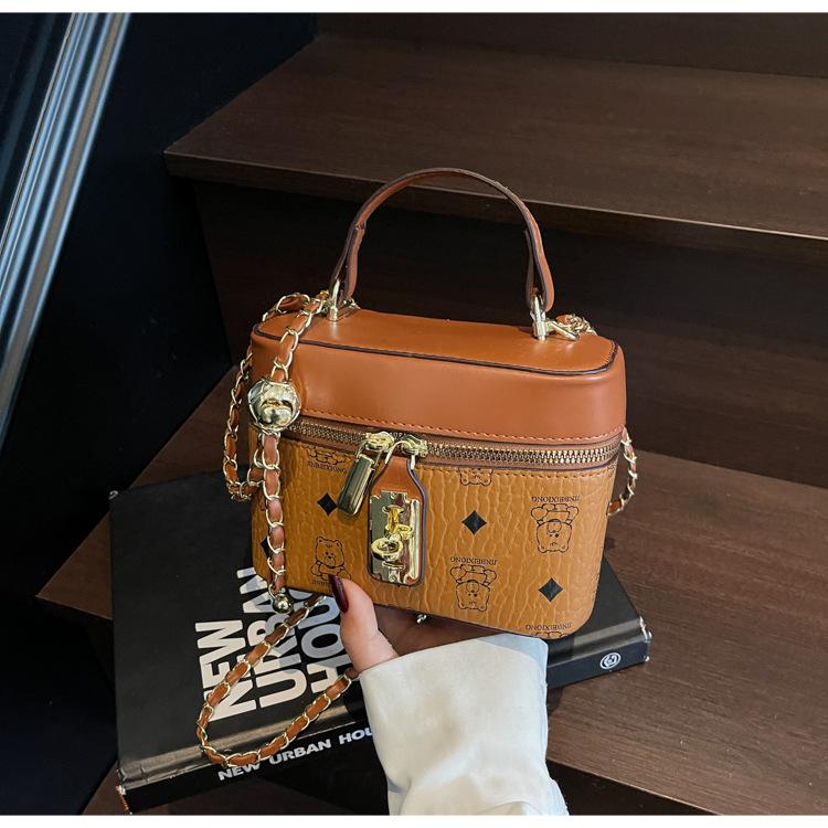 Niche Bag Women's Spring Summer New Fashion Portable Out Popular Shoulder Crossbody Bucket Bag