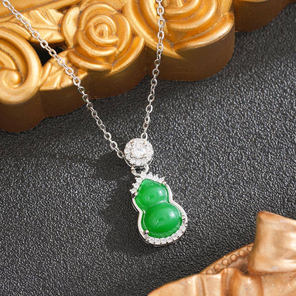 Elegant Green Chalcedony Gourd Pendant Necklace - Women's Versatile Chinese Style