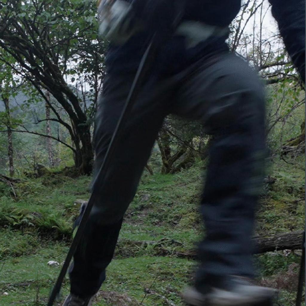 SupFire Karbonové Trekingové Hole Ultra Lehké Rozšiřitelné Outdoorové Vybavení pro Pěší Turistiku a Trekking Hůl na Chůzi Berle, Černá, 135cm, 1ks