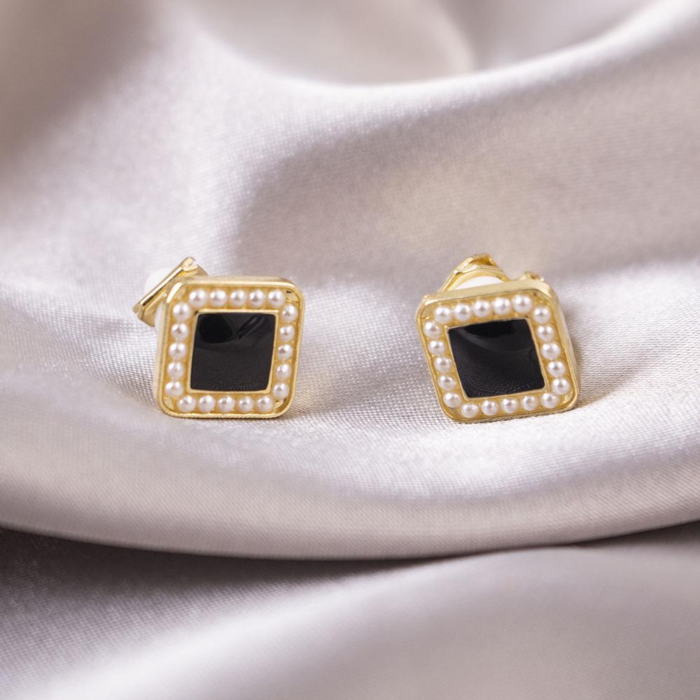 Brincos de pressão triangulares elegantes para orelhas não furadas - Versáteis e com um toque de luxo leve para o uso diário.