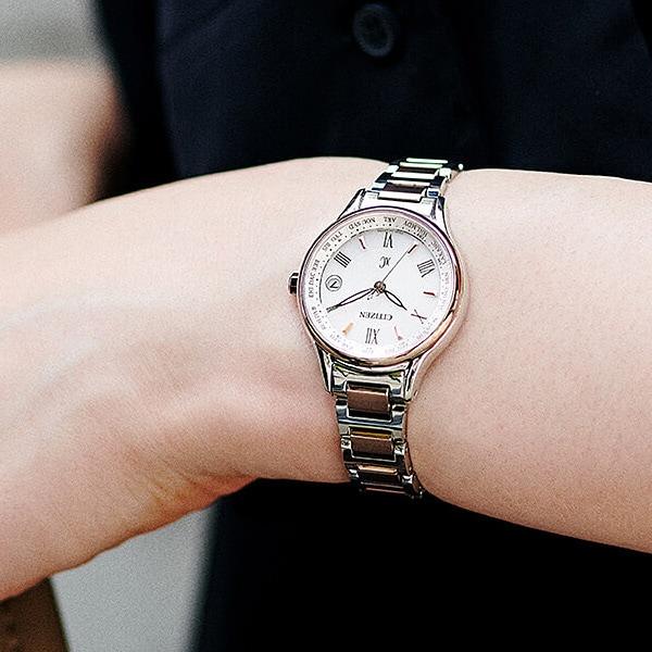 Citizen EC1165-51W ( Se xC Eco-Drive radiostyrt H246 Titania Line Happy Flight Bloom Design Eternal Platinum/Sakura Pink)