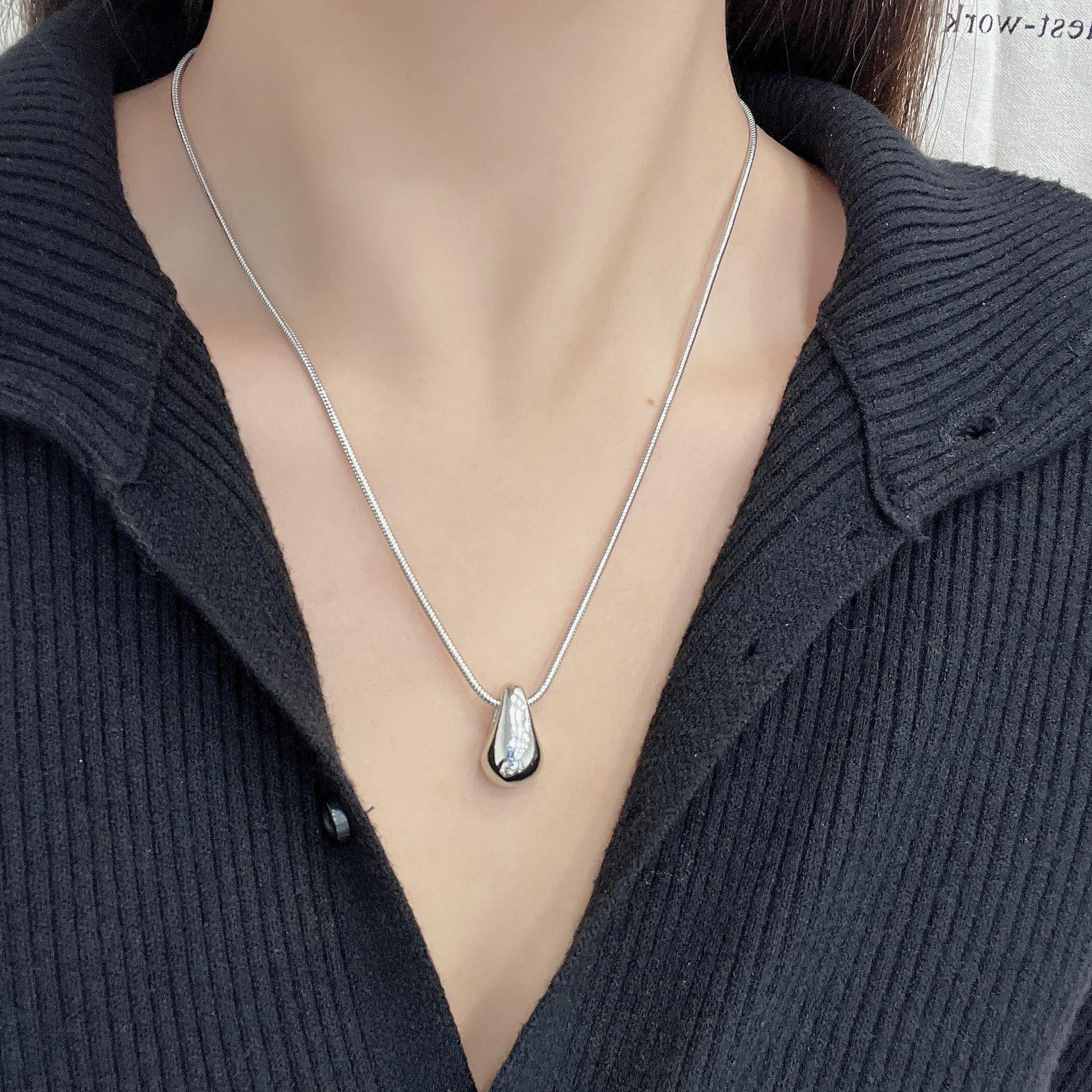 

Серебряное минималистичное ожерелье из глянцевого металла с каплями воды и черной кожей — аксессуар для девочек на осень Round Snake Chain Teardrop Long Necklace
