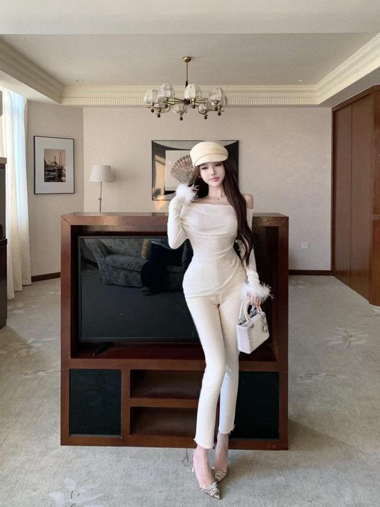 Women's One-Shoulder Rhinestone Long-Sleeve T-Shirt with Fluffy Cuffs - Slim Fit, Pure Desire Style, Sweet and Spicy Spring Top