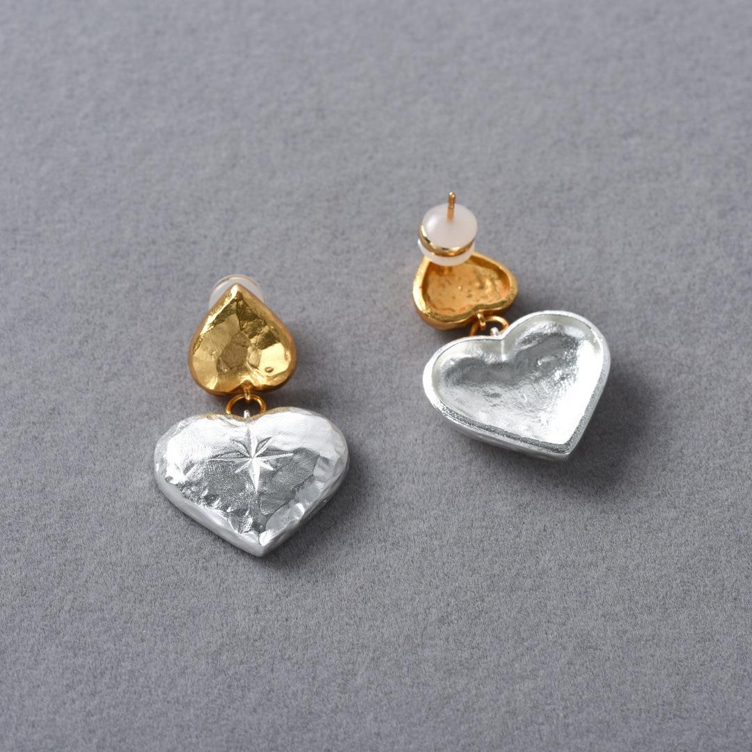 Retro High-End Texture Gold And Silver Color Matching Love Pendant Earrings Niche Peach Heart Sweet And Cool Earrings