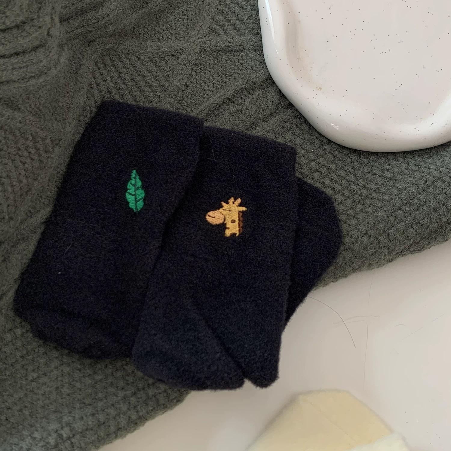 

Плюшевые носки, Толстые и теплые носки до середины икры для женщин на осень и зиму, Мультяшная вышивка, Школьный стиль, Милые и универсальные носки 1 pair