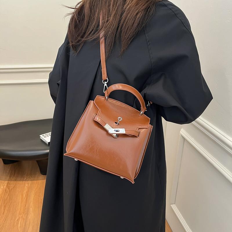 

Модный тренд женские сумки Сумки Kelly Новые сумки Нишевые женские сумки через плечо Сумки-мессенджеры большой вместимости 20*8*17 коричневый