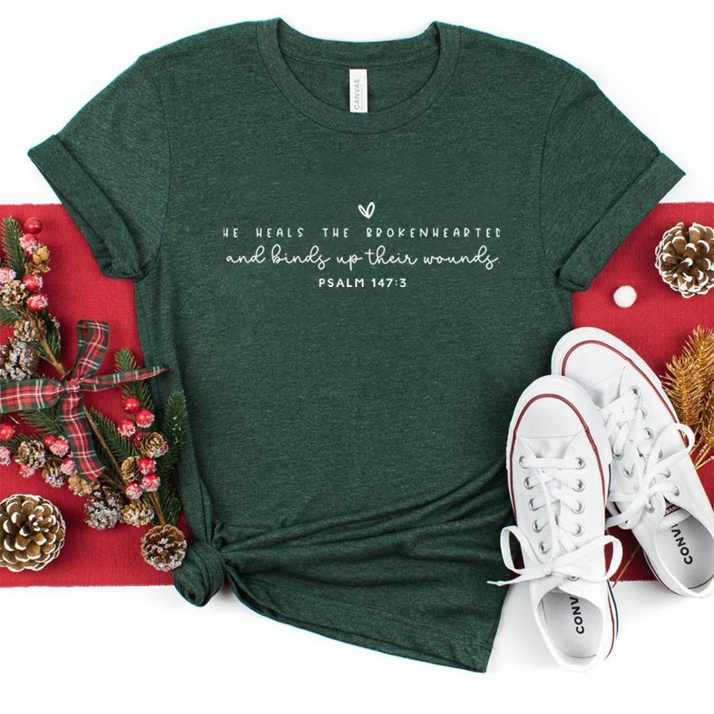 Lui guarisce i cuori spezzati Tshirt Maglietta per il dolore Maglietta cristiana Maglietta di Gesù Maglietta ispiratrice Magliette grafiche unisex Vestiti estetici