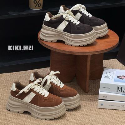 Zapatos de mujer de estación europea Productos europeos marea 2025 otoño nuevos cuero cuero mate zapatos deportivos y de ocio realzados zapatos de plataforma gruesa