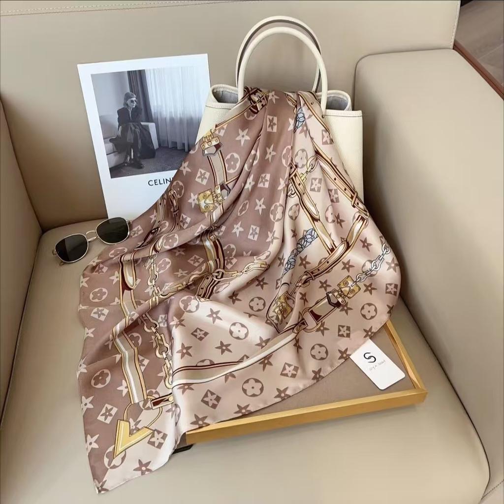 Eleganti Foulard di Seta da Donna Con Centinaia di Camicie, Assistenti di Volo, Decorazione Professionale, Protezione del Collo, Foulard, 70 Foulard Quadrati Piccoli.