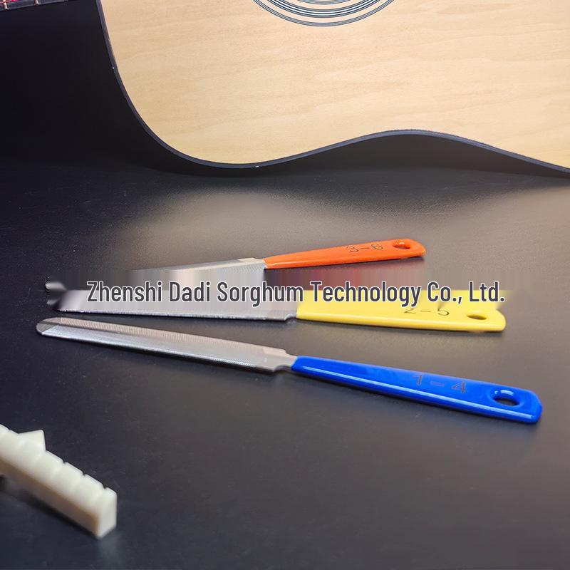 Verktygssats för filning av gitarrsadelspår och justering av strängavstånd