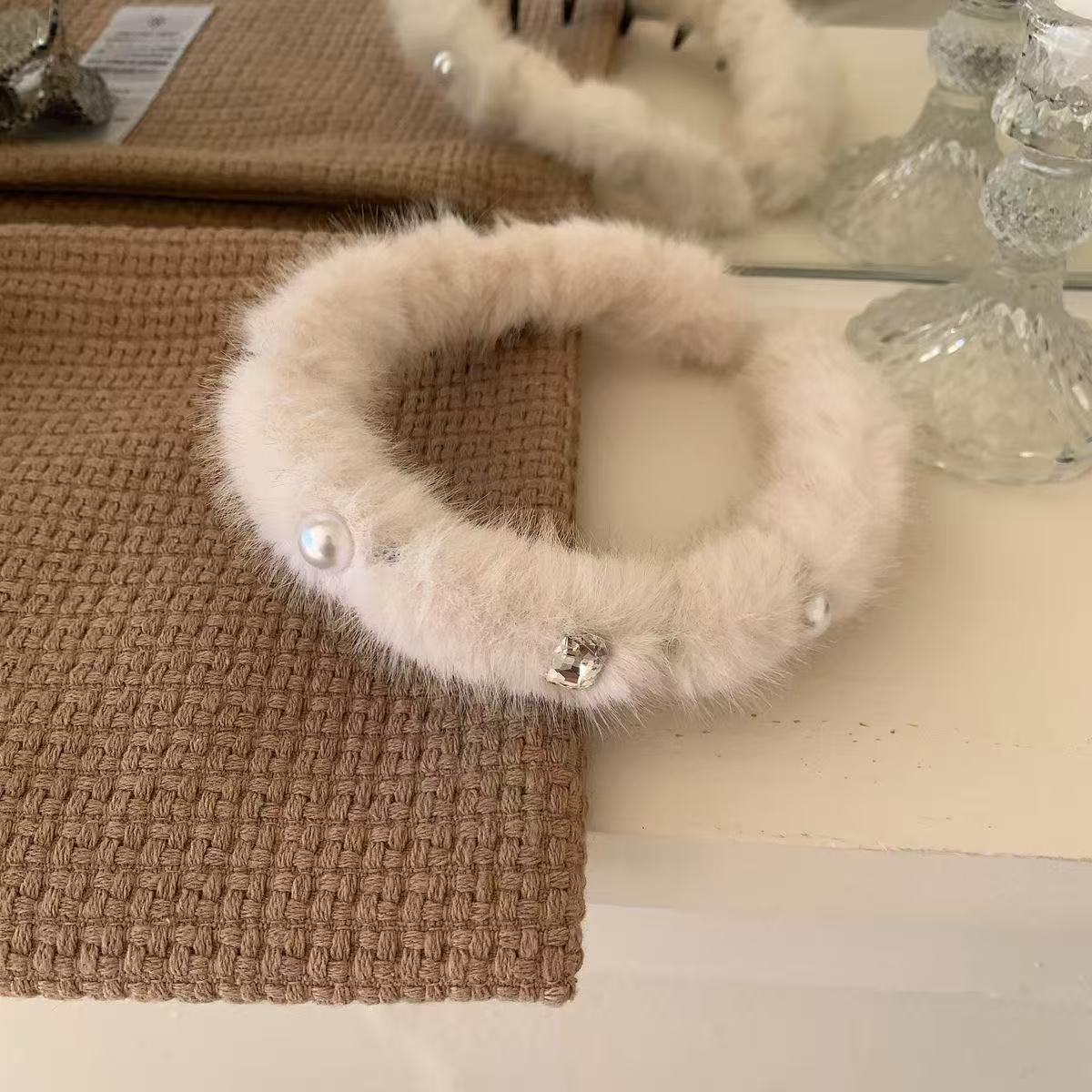 

Жемчужный Стразовый Плюшевый Волнистый Нескользящий Ободок-Корона с Зубцами Зажим для Организации Волос