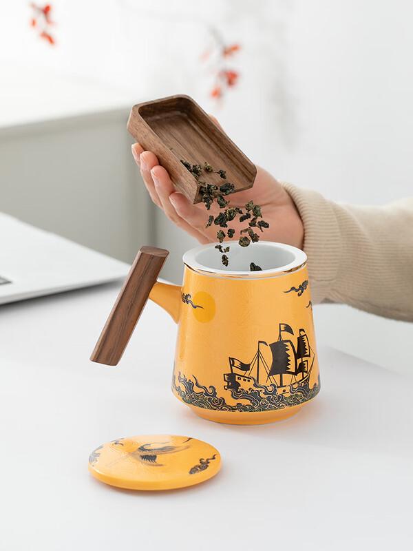 White Porcelain Tea Infuser Gift Set