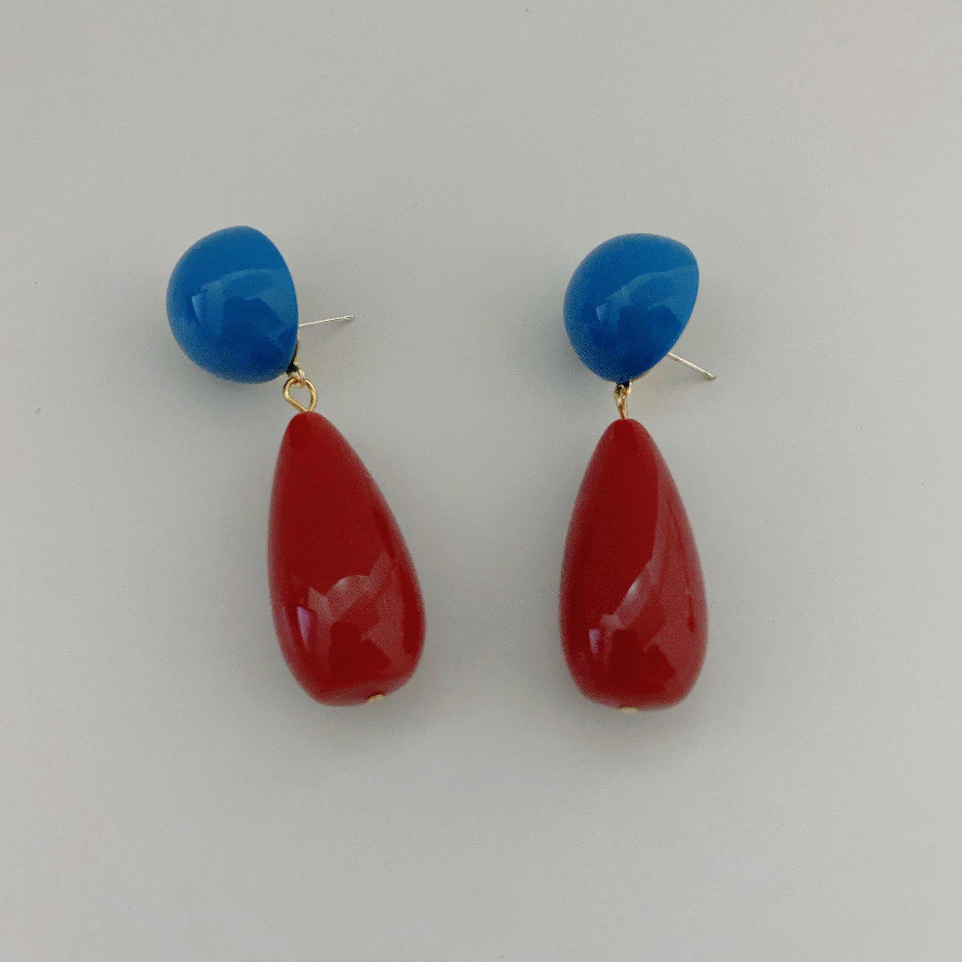 

Wine Red Retro Earrings for Women: Exaggerated Hong Kong Style Teardrop Ear Jewelry for a Festive New Year.