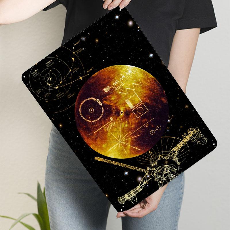 Постер NASA Voyager 1 Golden Record Знак NASA Space из жести для мужской пещеры Металлические таблички на заказ для дома Комнатное настенное искусство Ретро декор 20x30cm（7.8x11.8inch）