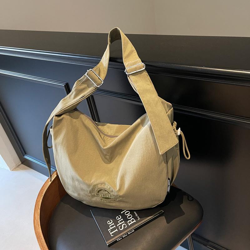 Casual large-capacity canvas bag women's 2025 new trendy commuter versatile shoulder messenger bag slack tote bag