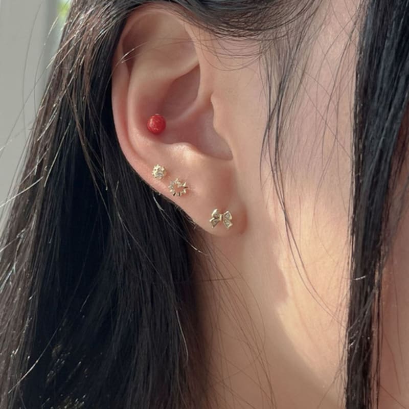 Youngglow 14k Snowball Cubic Piercing