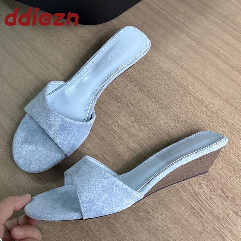 Mode Luxusmode Flock Damen Keilabsatz Hausschuhe Weibliche Pantoletten Sandalen Schuhe Runde Zehenpartie Schuhe Damen Absatz-Hausschuhe Keilabsatzschuhe