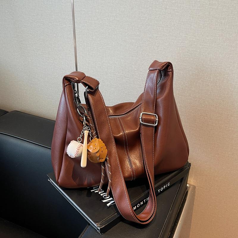 This year, soft leather large-capacity messenger bags are popular, and women's 2025 new fashionable and versatile casual shoulder bags are popular.