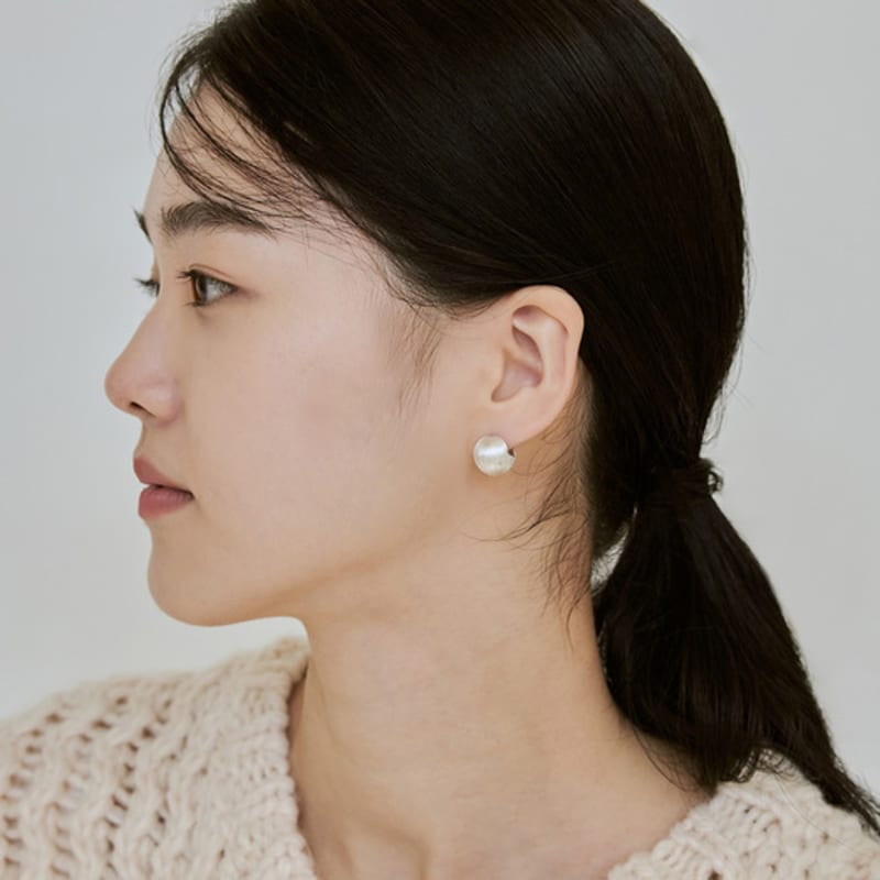 COLLECT SYNERGY c. engraved ball earrings