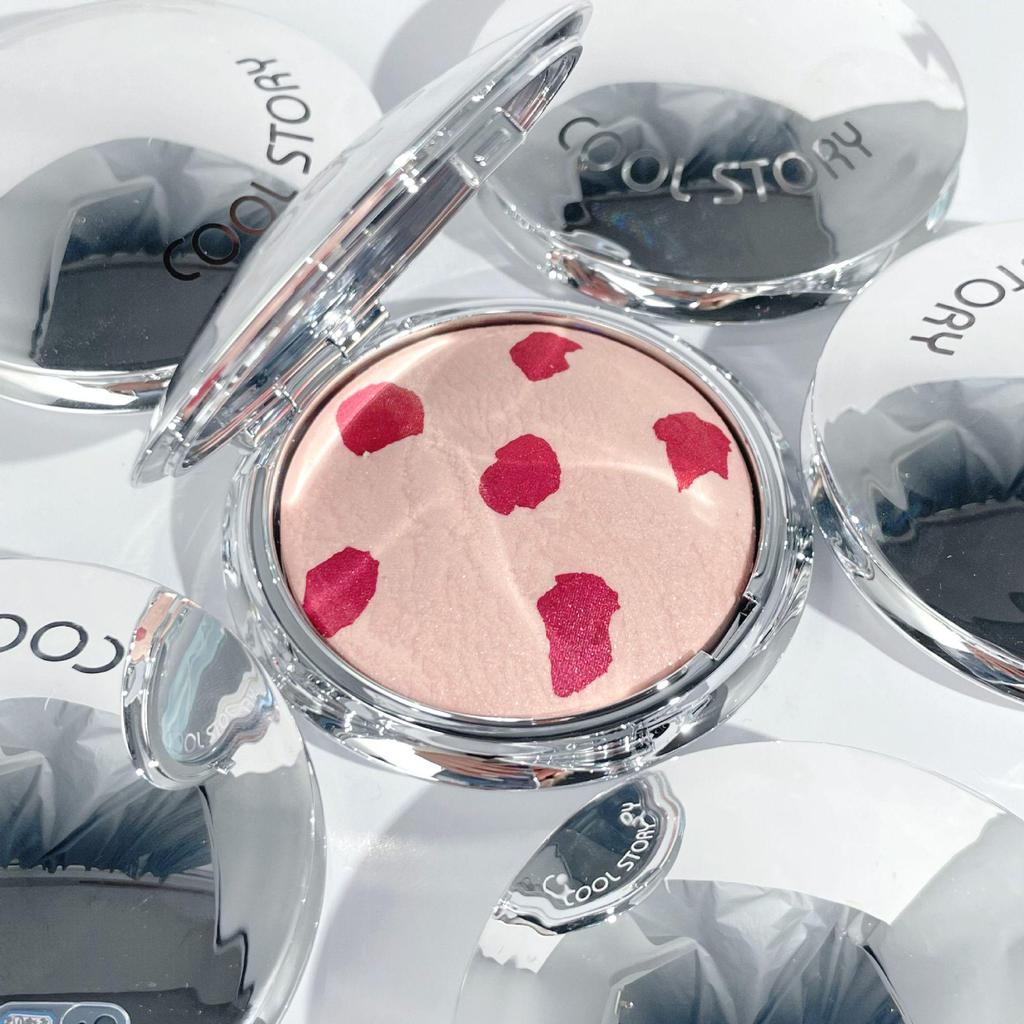 Galaxy Glow Highlighter: Single Shade Shimmer Cream for a Radiant, Long-Lasting Sparkle