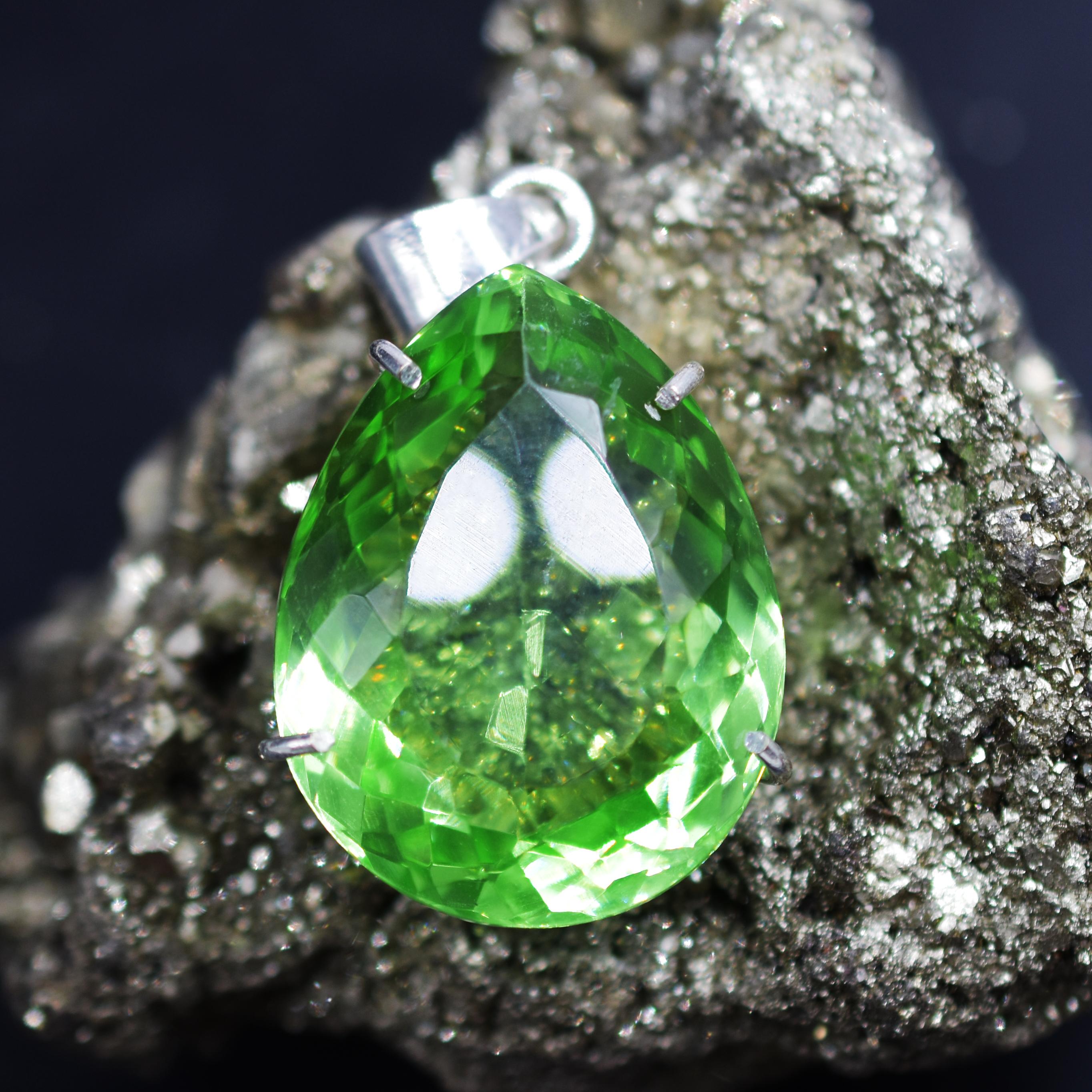 

925 Sterling Silver Pendant Natural Green Topaz Pear 102.35 Ct Gems CERTIFIED my-348-k 41.3 mm approx зелений