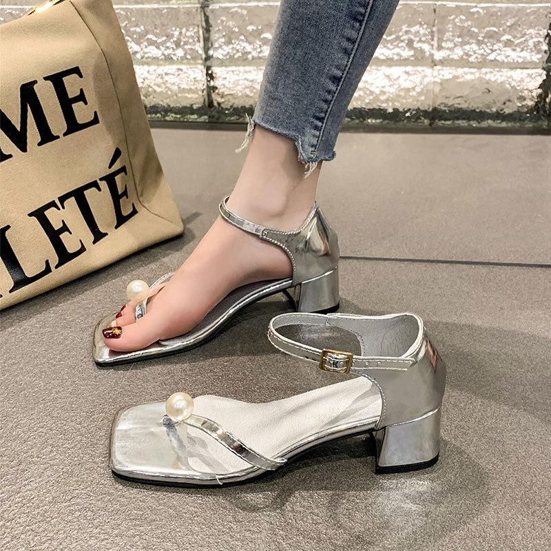Französische Xiaoxiangfeng Perlensandalen Damen 2025 neu Sommer tragen mit Rock Zwischengeschoss Pendlerschuhe dicker Absatz Römerschuhe
