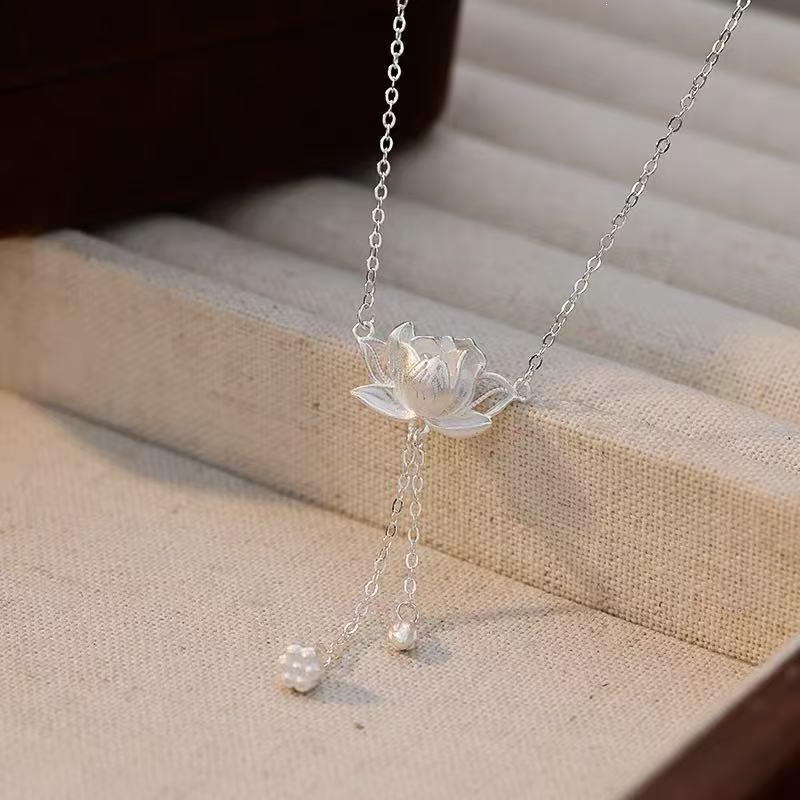 New 2025 Women's Lotus Pendant Sterling Silver Clavicle Necklace - Chinese Style Hot Item, Perfect for Best Friends