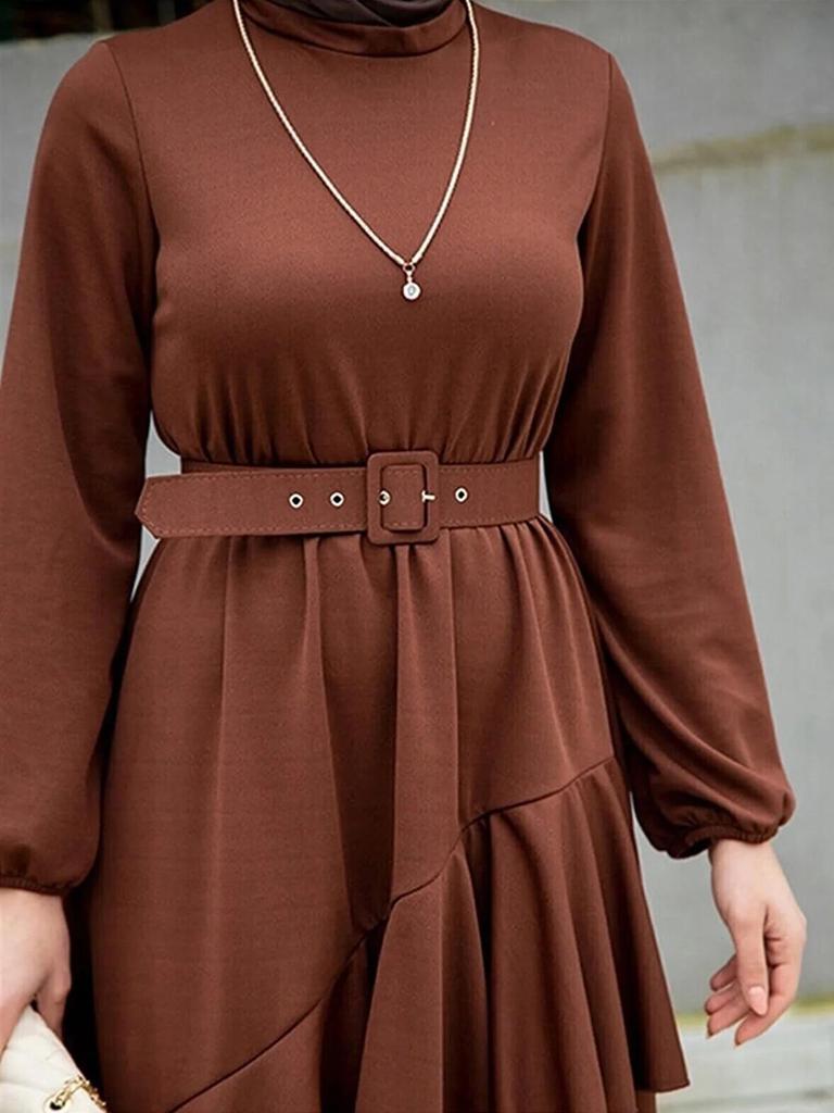 Damen-Doppellagen-Langkleid mit Rüschen und Bindegürtel im Nahen Osten