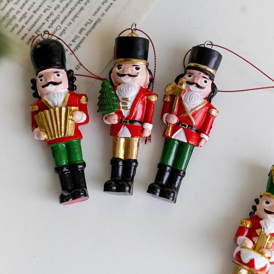 

Подвески Yousheng Christmas Nutcracker, очаровательный мультяшный дизайн, создающий атмосферу с подвесным шнурком, рождественский кулон из смолы C