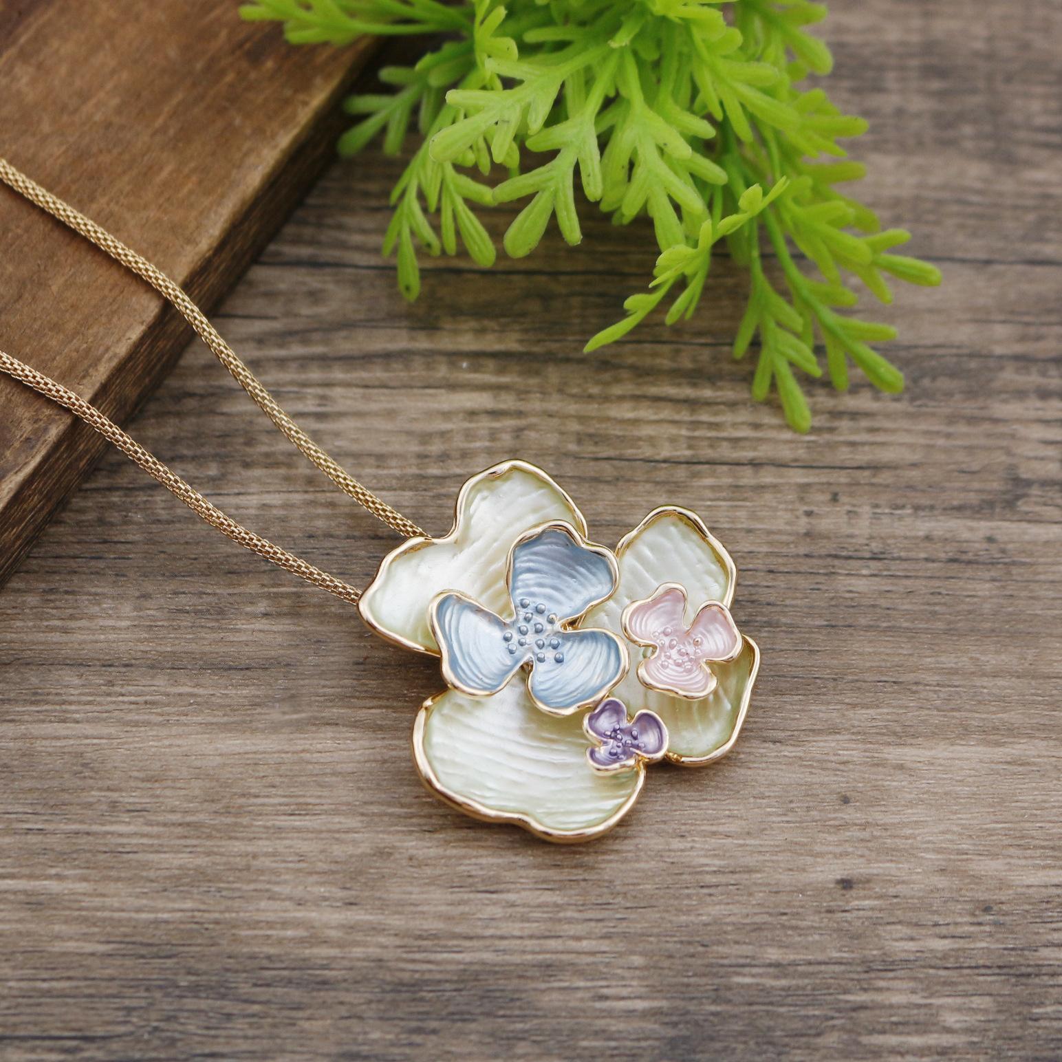 

Новая эмалевая подвеска в виде неправильного листа лотоса, женское простое и универсальное геометрическое ожерелье с лепестками