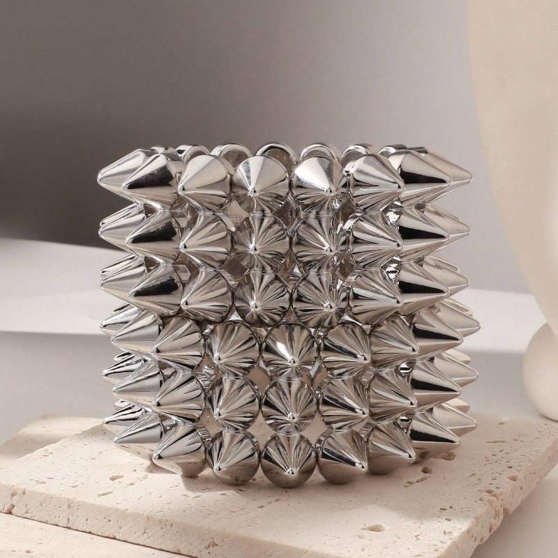 2 Stück Punk Style Nieten Spikes Armband, Unisex Silberfarbenes Edgy Nieten Manschettenarmband für Alltag, Party, Musikfestival-Kleidung