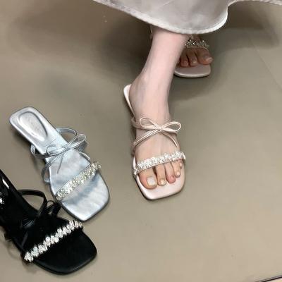 Dünnes Schleifen-Strass-Schleife Ein-Wort-Schlepp Feenstil High-End-Sandalen Oberbekleidung 2025 neu