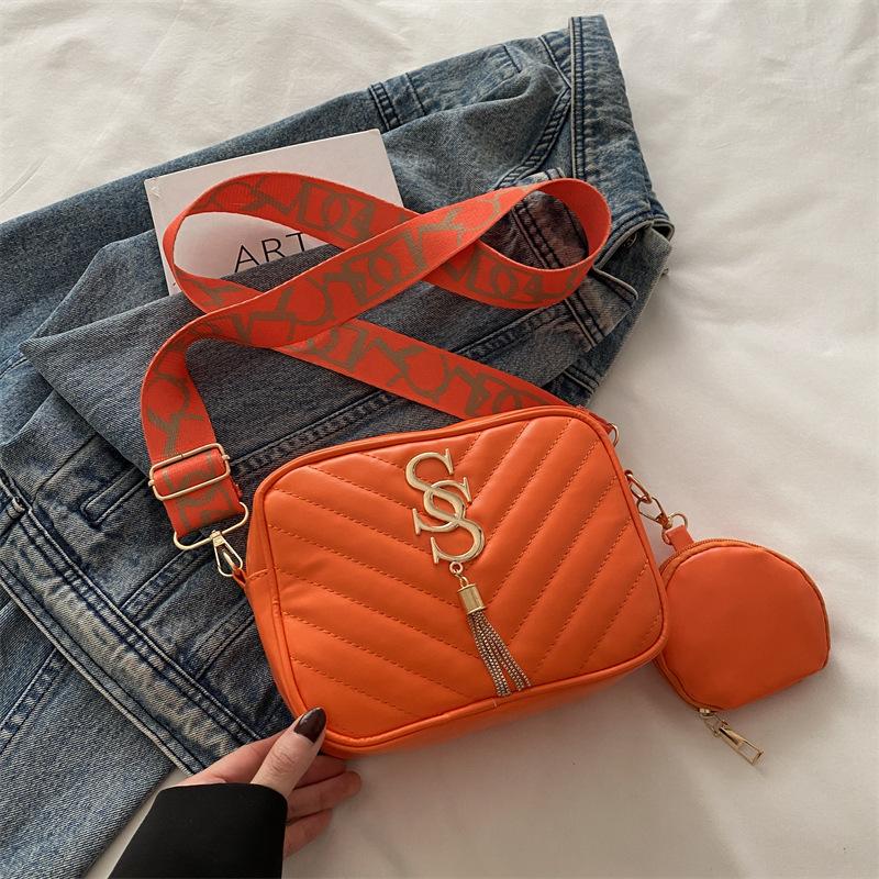 

Korean version of fashion small square bag 2025 spring new letter shoulder bag simple diamond wide shoulder strap messenger bag помаранчевий