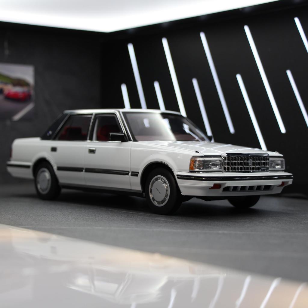 Freestyle XiaoGuang Modellmaßstab Toyota Crown MS122 Weiß Fertigprodukt 1/18 (Roter Innenraum) 8250611W-1