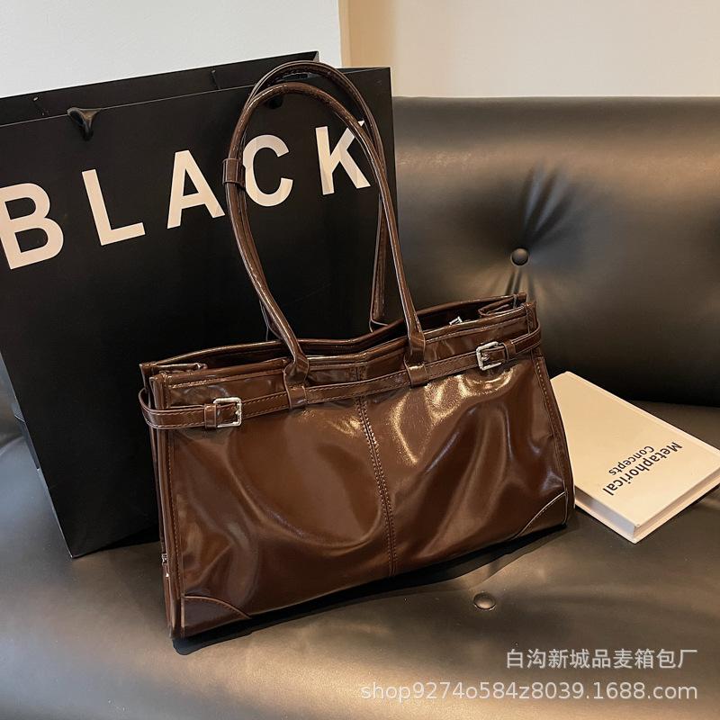 

Retro large-capacity premium underarm bag women s bag 2025 new tote bag versatile commuter shoulder bag темно-коричневого кольору