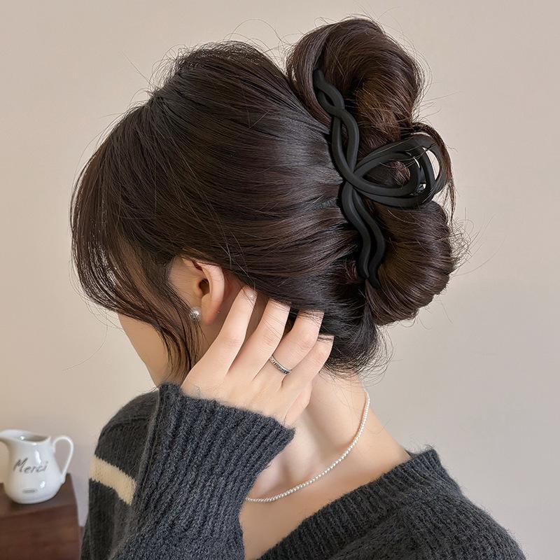 Elegant Large Hair Claw Clip for Thick Hair - High-End Korean Updo Shark Clip