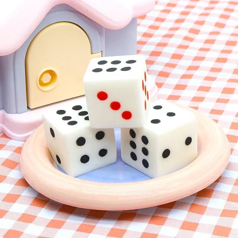 

Детская антистресс игрушка-мялка - Медленно восстанавливающаяся кукла-кубик