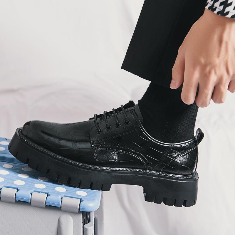 Tendenze Moda Scarpe da Uomo Suola Spessa Casual Mocassini Moda Uomo Social Business Punta Rotonda Stile Britannico Lussuose Scarpe Oxford in Pelle