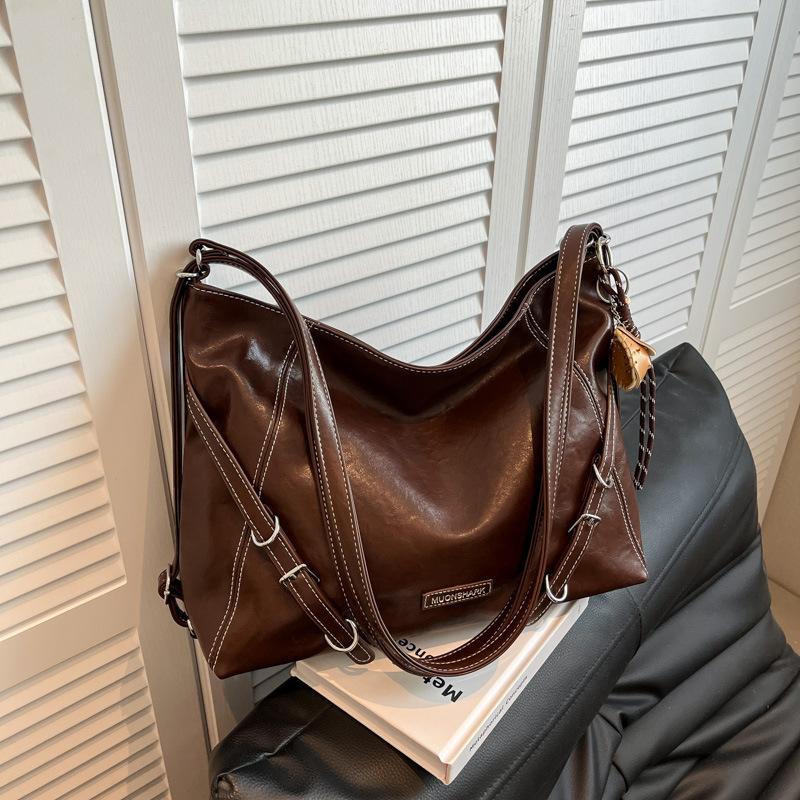 

Simple and large-capacity lazy wind commuter tote bag women s 2025 autumn and winter new trend shoulder bag fashion backpack no pendant