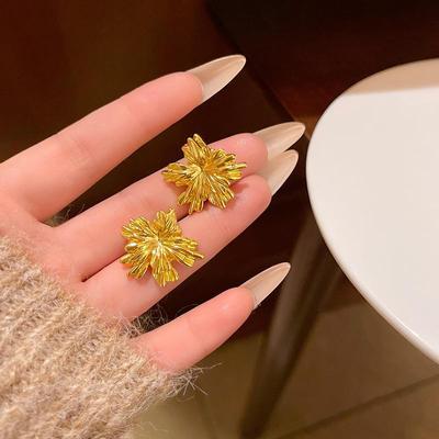 Golden Retro Sunflower Earrings for Women: Elegant, High-End, and Simple.