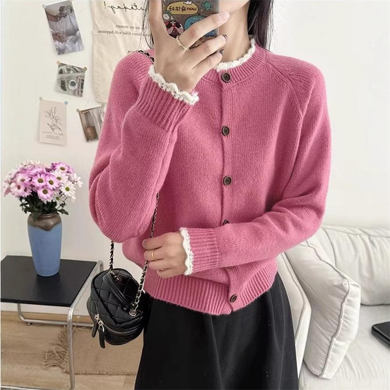 Ein sanfter Stil, farblich abgesetzter Spitzenpullover mit Rundhalsausschnitt, eine neue lockere, süße und jugendliche Strick-Cardigan-Jacke für Damen im Herbst und Winter